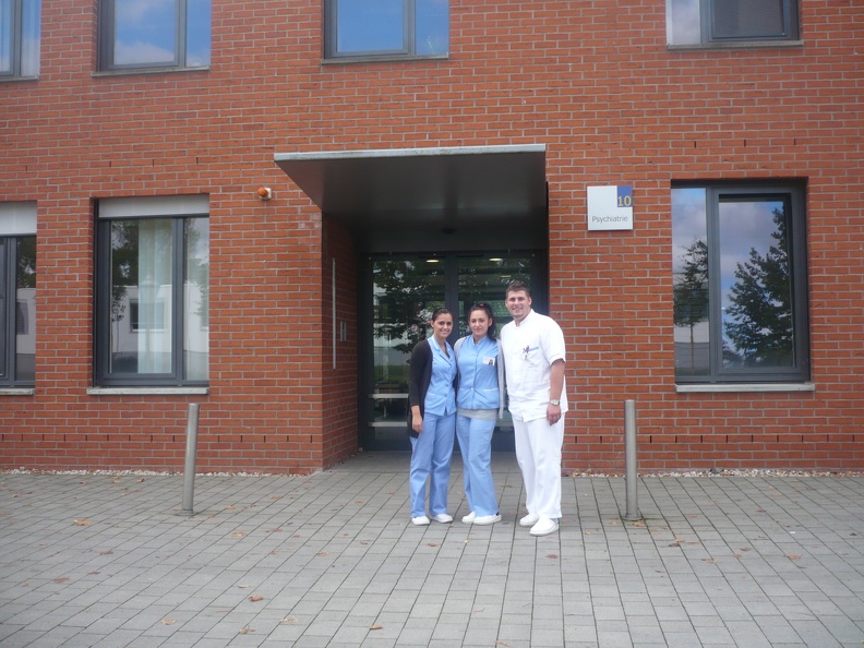 Aleksandra , Ela i Tin ispred Klinike za psihijatriju