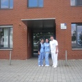 Aleksandra , Ela i Tin ispred Klinike za psihijatriju