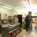 Denis i Tin pomažu Violeti u kuhinji.JPG