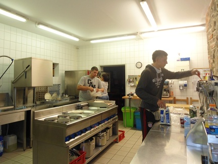 Denis i Tin pomažu Violeti u kuhinji
