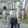 Učenici ispred ureda kancelarke Merkel u Berlinu.JPG