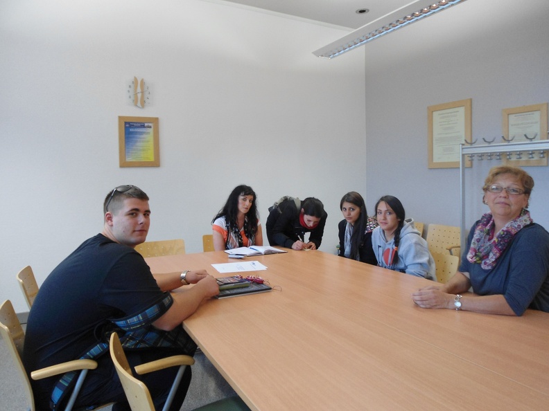 Učenici na sastanku s upravom bolnice, mentoricom Juliom Rem.JPG